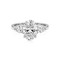 Carmen ring in 14K gold with an oval-cut lab-grown diamond