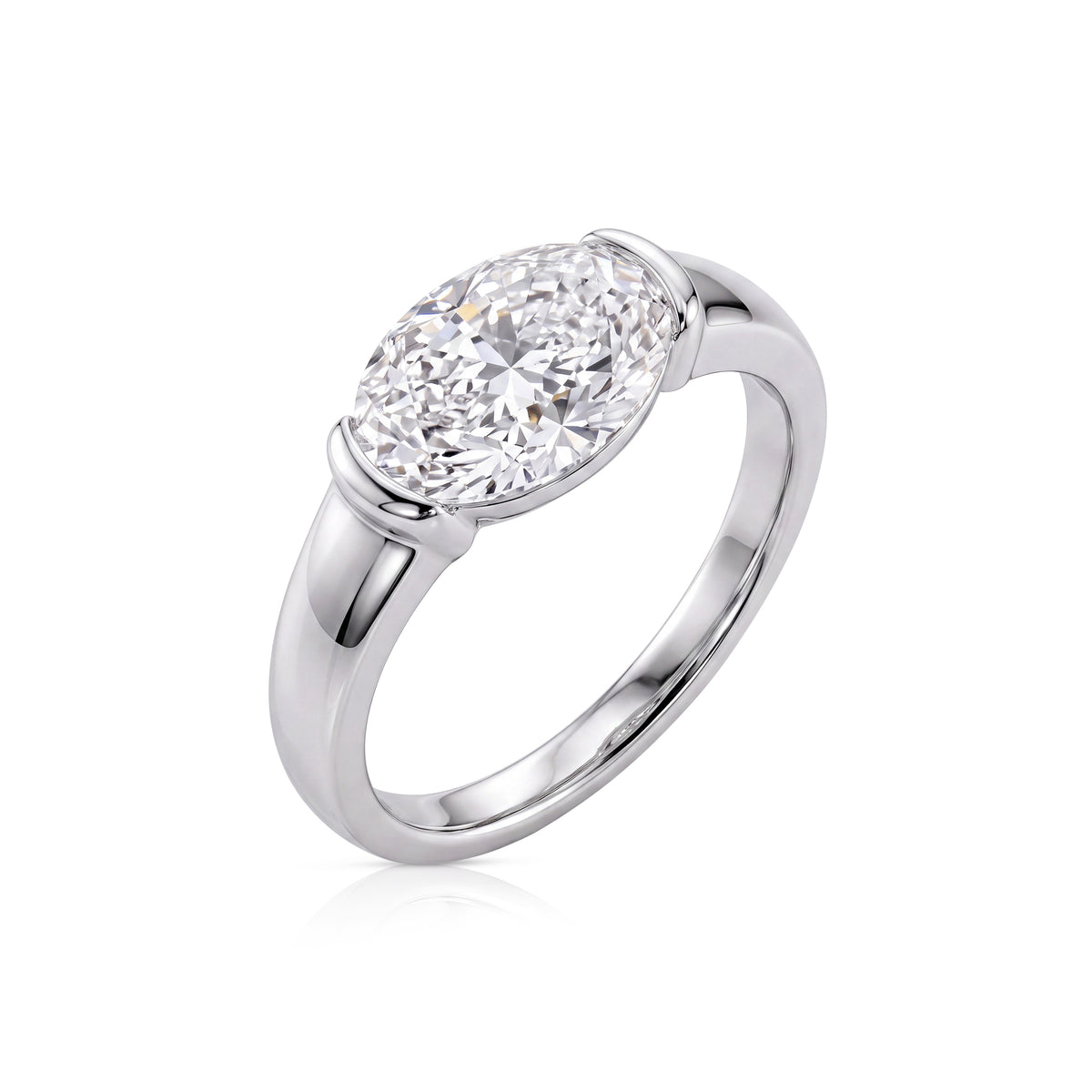 Mila ring in 14K gold with an oval-cut lab-grown diamond