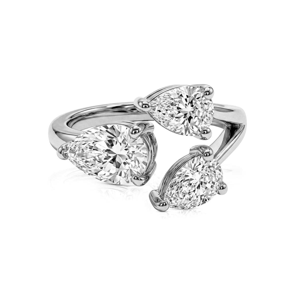 Solene ring in 14K gold with a pear-cut lab-grown diamond